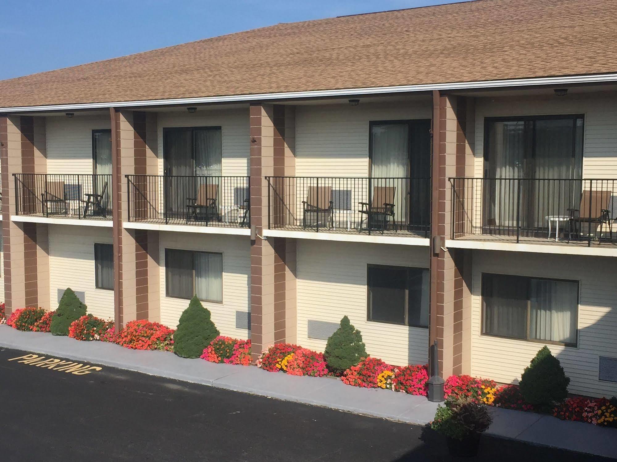 Red Roof Inn & Suites Newport - Middletown, Ri Exterior photo