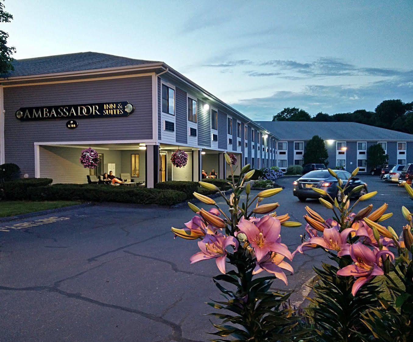 Red Roof Inn & Suites Newport - Middletown, Ri Exterior photo
